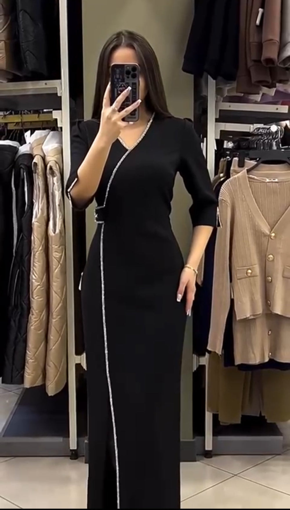 Liat – Maxi Dress with Elegant V-Neckline